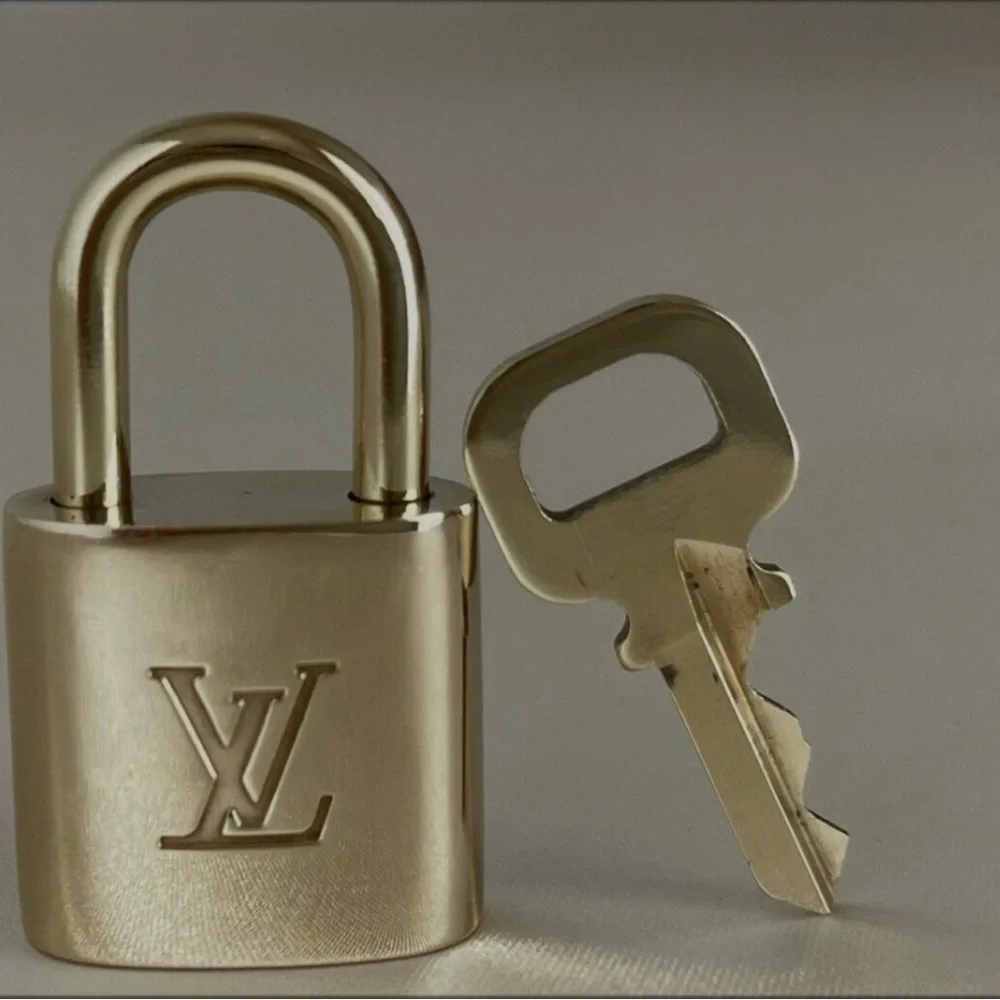 Louis Vuitton # 308 Lock and Key 🔐✨ - Picture 1 of 5